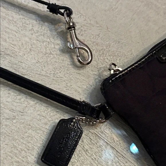 Coach - Wristlet Wallet - Black Signature Monogram CC / Canvas and leather EUC🩷 - Picture 11 of 16